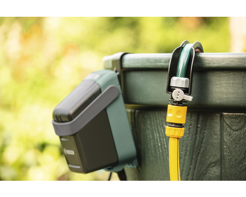 Système d'irrigation Bosch avec tuyau d'arrosage sur un réservoir d'eau de pluie