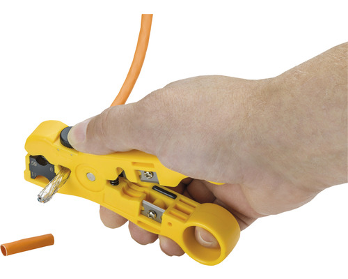 Eine Hand hält eine gelbe Kabelabisolierzange, die ein Kabel abisoliert.