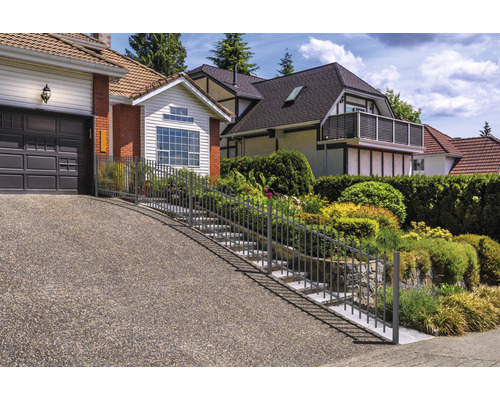 Photo extérieure d''une maison avec escalier et rampe