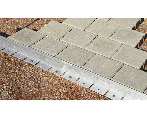 Pflastersteine und Rasenkantenbegrenzung im Garten