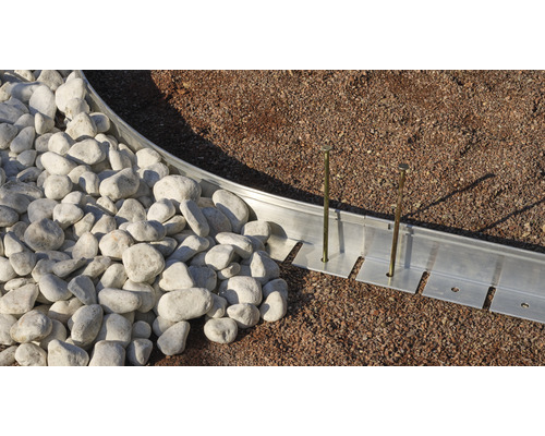 Bordure de jardin en métal avec gravier et terre