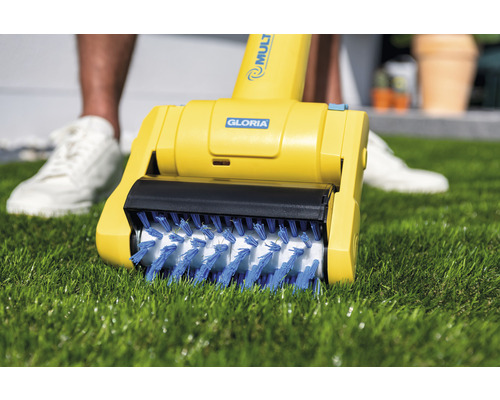 Logo Gloria. Brosse de joints électrique Gloria sur pelouse.