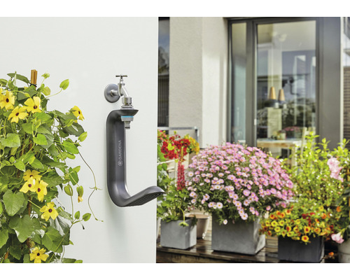 Colonne de puisage Gardena sur robinet avec fleurs