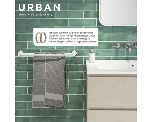 Modernes Badezimmer mit Handtuchhalter, Handtüchern, Waschbecken und Armaturen