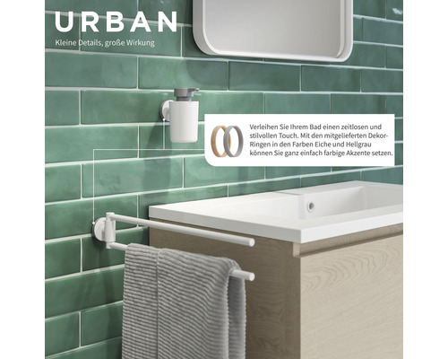 Badezimmer mit Waschbecken, Seifenspender und Handtuchhalter