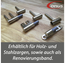 Verschiedene Türbänder aus Metall auf einem Holztisch