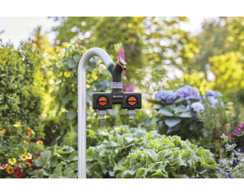 Distributeur d''eau Gardena dans un jardin avec des plantes