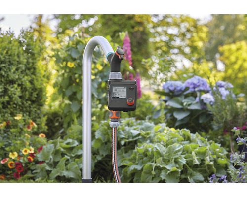 Contrôleur d''arrosage avec robinet d''eau monté dans le jardin