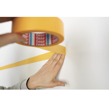 Abdeckband wird an einer Wand angebracht