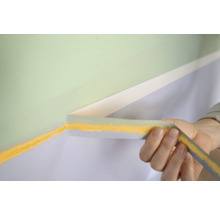 Anbringen von Malerkreppband auf einer Wand