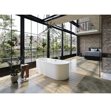 Badezimmer mit freistehender Badewanne, grossem Fenster und Loftbereich mit Bett