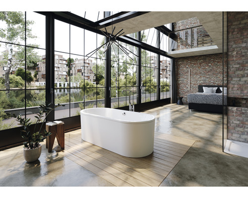 Salle de bains avec baignoire îlot, grande fenêtre et mezzanine avec lit