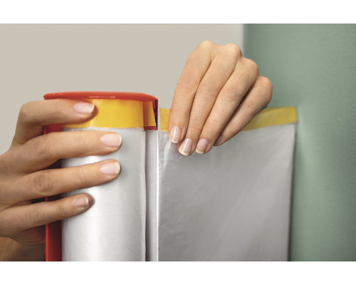 Film de protection fixé au mur avec du ruban adhésif