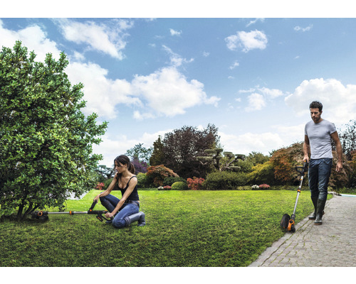 Scène de jardin avec des coupe-bordures travaillant dans le jardin.