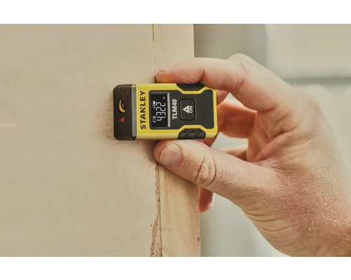 Télémètre laser Stanley TLM40 mesurant sur un mur