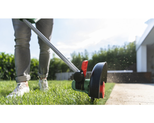 Coupe-bordures en cours d'utilisation pour couper les bordures de pelouse