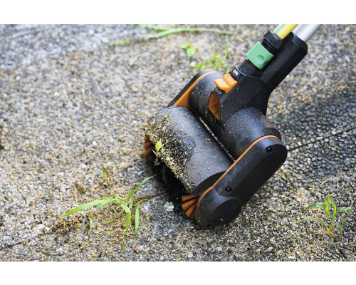 Fugenbürste im Einsatz auf Pflastersteinen zur Unkrautentfernung