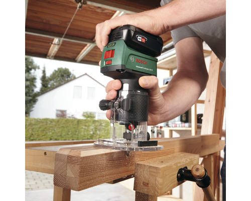 Bosch Oberfräse im Einsatz an einem Holzstück