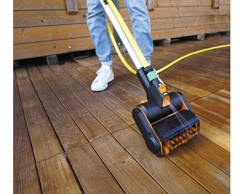 Terrassenreiniger im Einsatz auf einer Holzterrasse