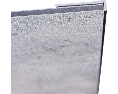 Vue détaillée d''un revêtement mural gris avec un système de rainure et languette.