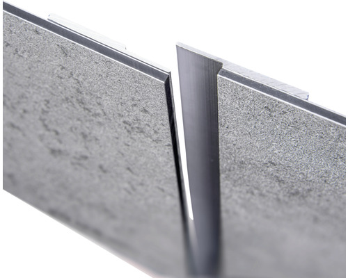 Detailansicht einer Fliesenschiene aus Metall