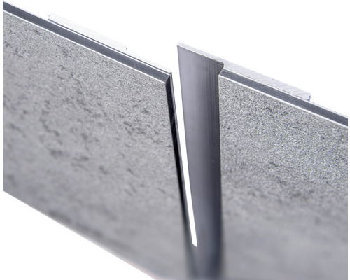 Scie à onglet pour couper des matériaux selon un angle spécifique