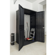 Geöffneter Geräteschrank mit Leiter und Gartengeräten