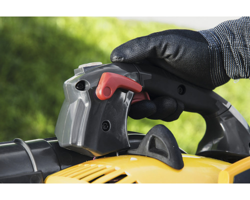 Utilisation d''un aspirateur à feuilles jaune avec des gants