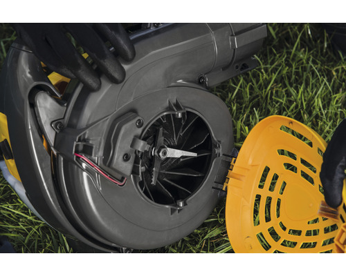 Broyeur démonté sur une pelouse avec lame de rotor visible