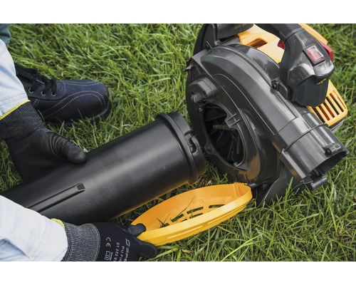 Souffleur de feuilles avec accessoires montés sur une pelouse