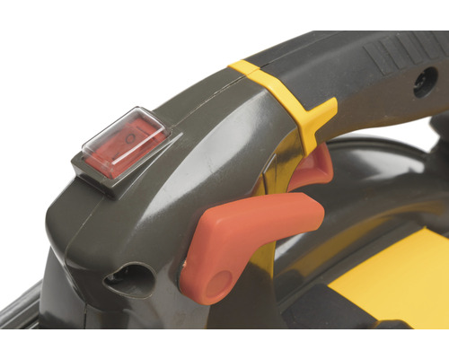 Gros plan de l''interrupteur et de la poignée d''un outil de jardin