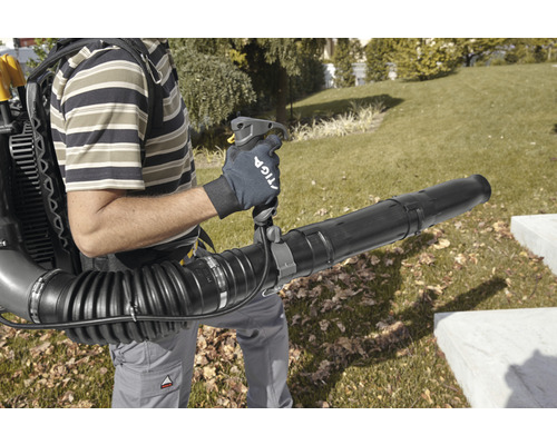 Souffleur à feuilles dorsal en cours d''utilisation dans le jardin
