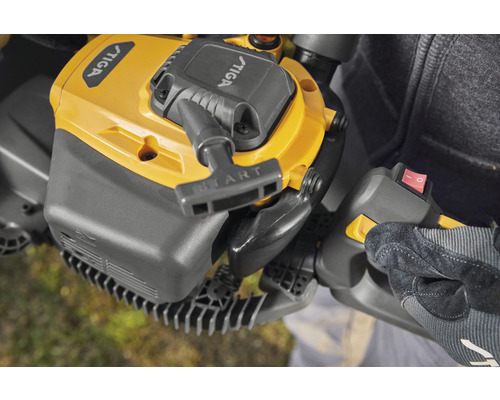 Gros plan d''un taille-haie avec bouton de démarrage et interrupteur marche/arrêt