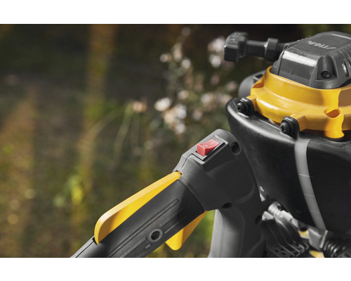 Gros plan sur un coupe-bordure avec interrupteur et poignée