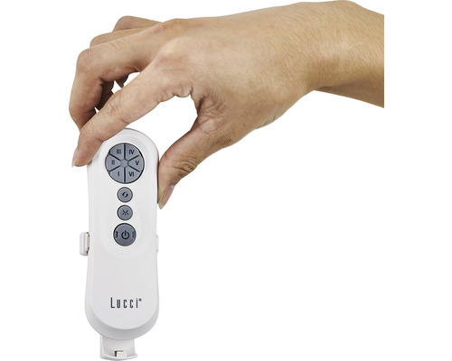 Hand hält Lucci Deckenventilator Fernbedienung