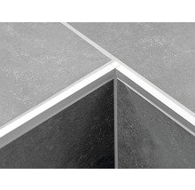 Gros plan de carreaux avec profilé de carreleur