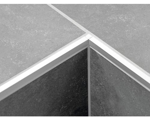 Detailaufnahme von Fliesen mit Fliesenschiene