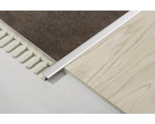 Gros plan d''un profilé de transition entre deux revêtements de sol