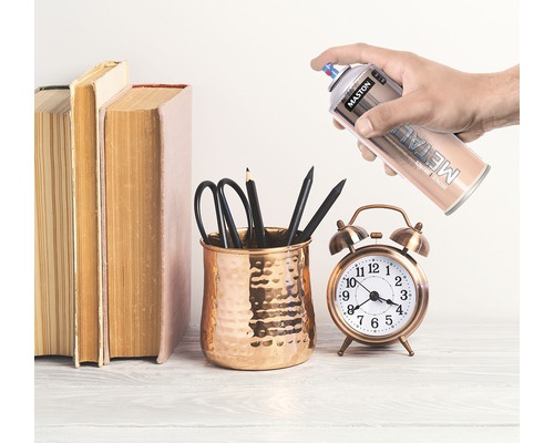 Szene mit Büchern, Stifthalter mit Stiften, Wecker und Dose Metallspray