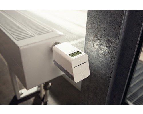 Logo Bosch. Robinet thermostatique monté sur radiateur.