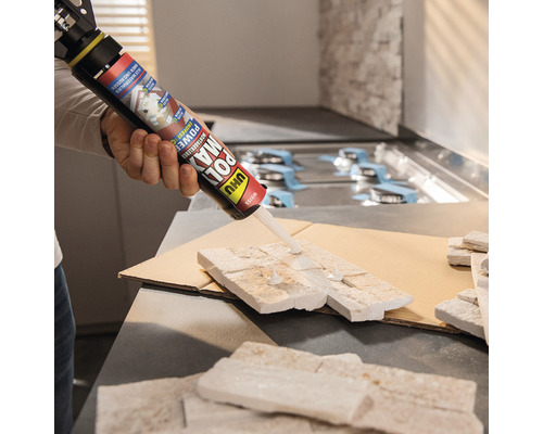 Une personne utilise la colle de montage UHU Poly Max Power pour coller des pierres.