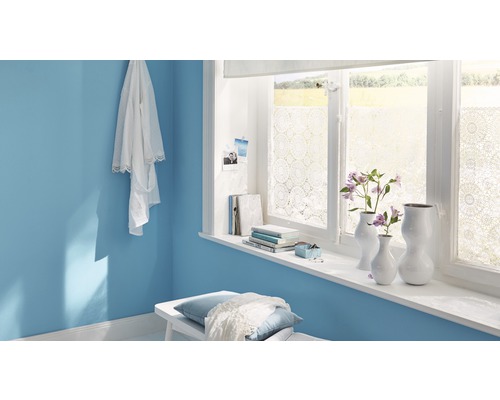 Pièce lumineuse avec film pour fenêtre, peinture murale et décoration