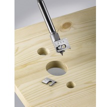 Trépan réglable perçant des trous dans une planche de bois