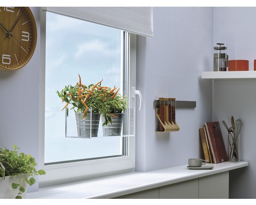 Helle Küche mit Fensterbank, Kräutern, Uhr und Küchenutensilien