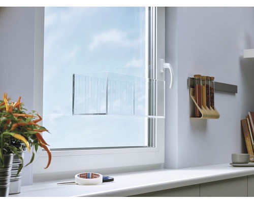 Szene mit Fenster, Fensterfolie und Gewürzregal