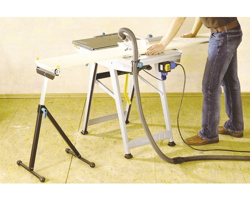 Scie circulaire de table avec dispositif d''aspiration et support de pièce en utilisation