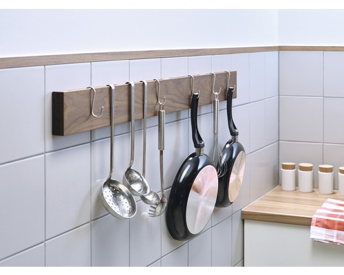 Ustensiles de cuisine suspendus à une barre en bois