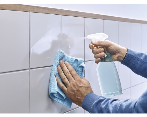 Nettoyage de carreaux avec un vaporisateur et un chiffon