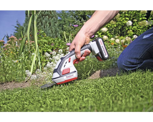 Coupe-bordures à batterie en cours d''utilisation pour l''entretien de la pelouse dans le jardin