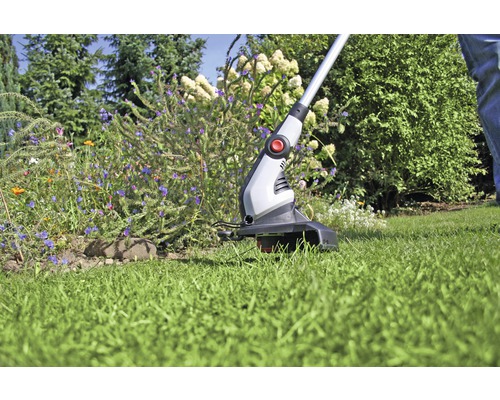 Rasentrimmer im Einsatz im Garten